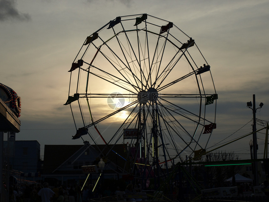 日落时的雪轮轮游乐场圆形乐趣公园假期游客娱乐车轮城市摩天轮图片