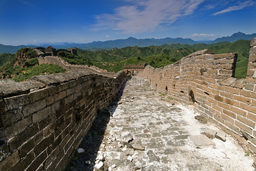 中国的长城蓝色防御爬坡背包建筑学历史性观光地标旅行石头图片