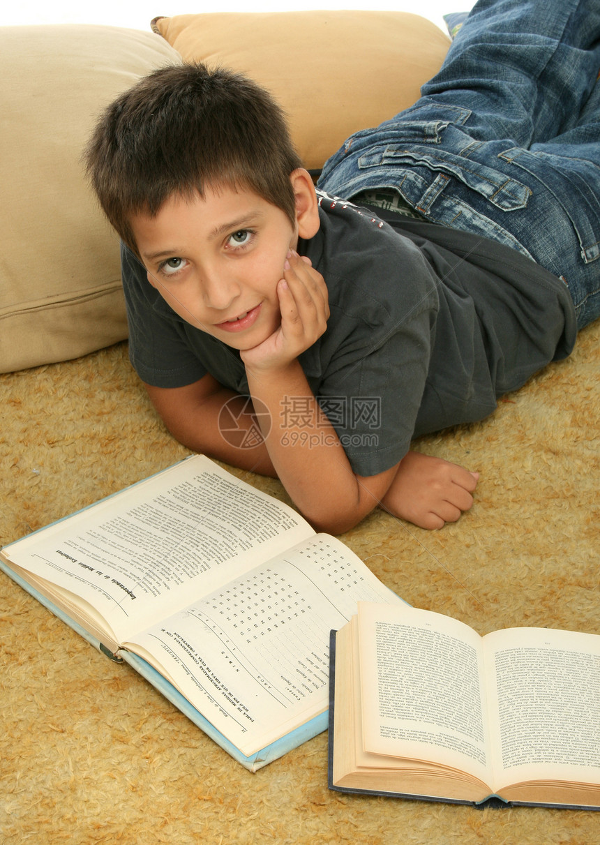 男孩子在地板上看书阅读班级大学文学学习学生图书页数知识分子教育图片