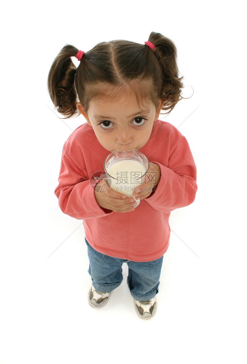 可爱的小女孩喝牛奶乳制品全身健康饮食玻璃拉丁早餐生长孩子们液体牛奶图片