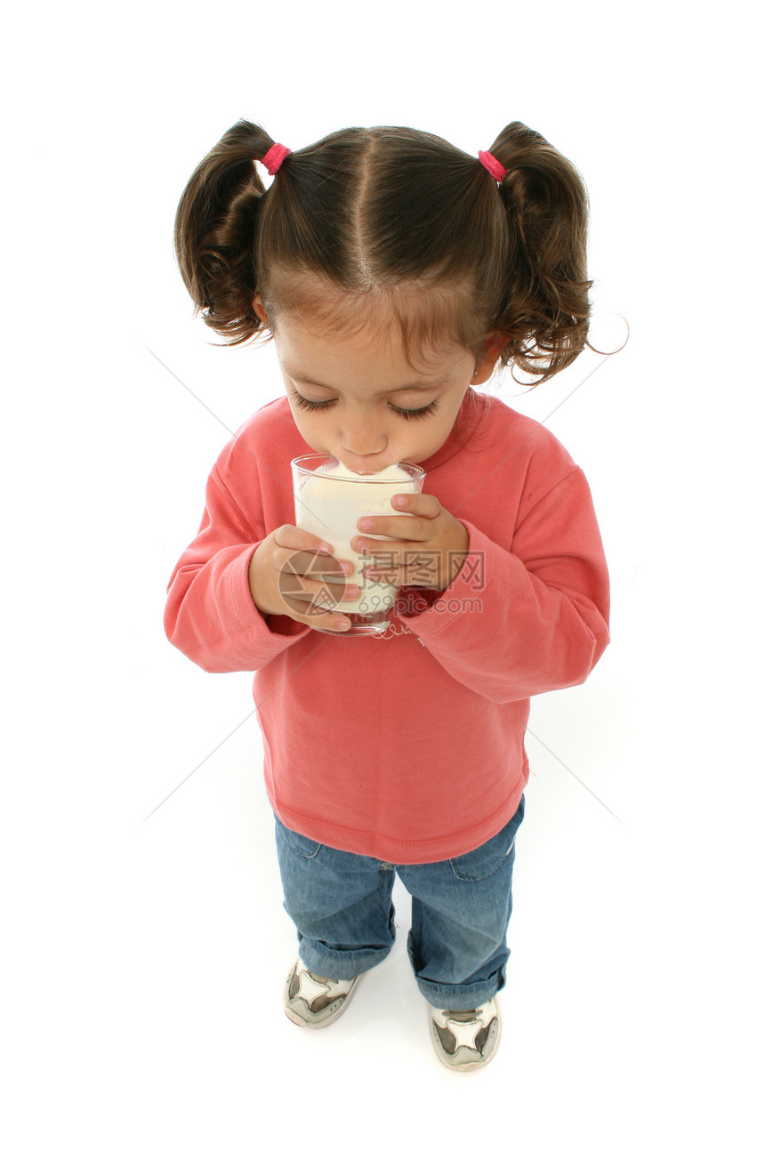 可爱的小女孩喝牛奶健康饮食全身食物辫子拉丁女孩乳制品小吃玻璃饮料图片