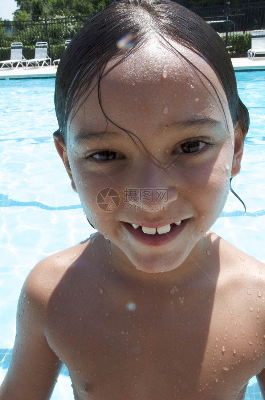 小男孩在社区游泳池玩得开心生活假期乐趣孩子们闲暇微笑童年游泳者水池游泳图片
