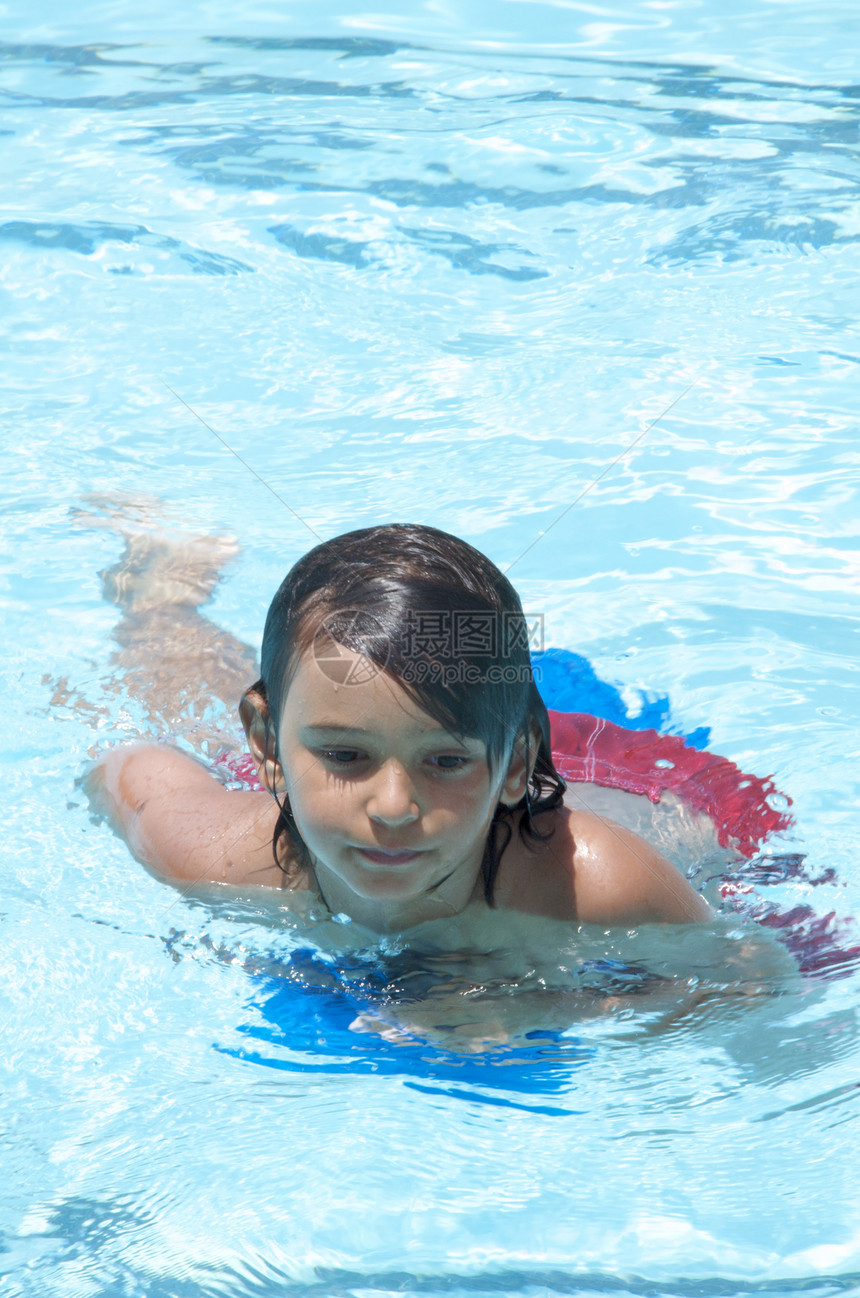 小男孩在社区游泳池玩得开心膀子微笑水池游泳乐趣假期游泳者孩子们闲暇生活图片