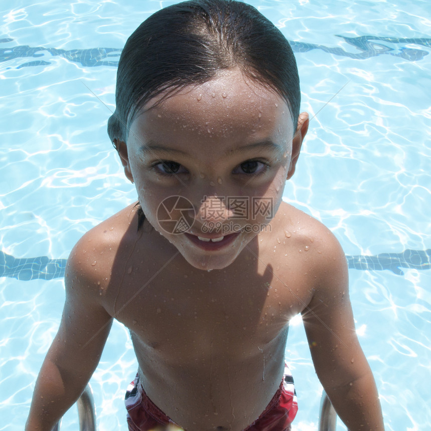 小男孩在社区游泳池玩得开心孩子们游泳微笑孩子闲暇水池乐趣游泳者膀子生活图片