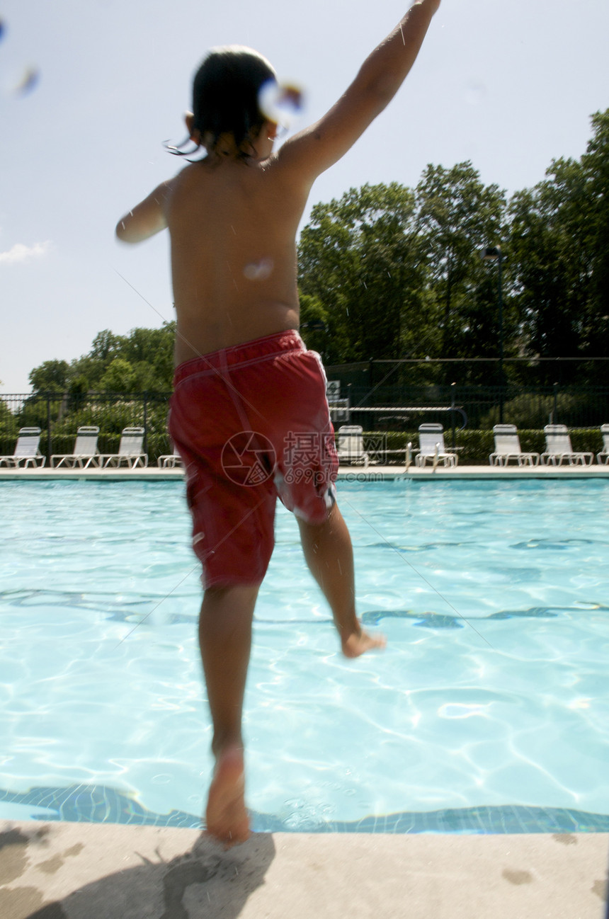 小男孩跳进游泳池乐趣游泳游泳者闲暇生活假期水池孩子童年孩子们图片