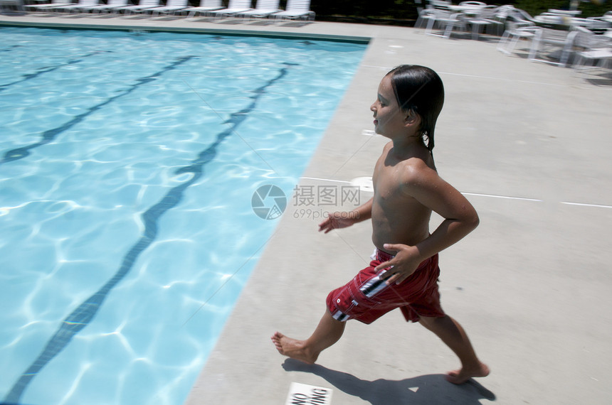 小男孩跳进游泳池闲暇孩子乐趣假期游泳者生活童年游泳水池孩子们图片