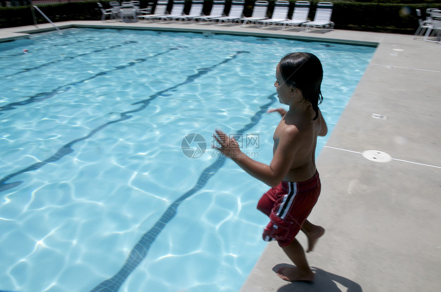 小男孩跳进游泳池闲暇乐趣游泳者孩子们假期孩子生活游泳童年水池图片