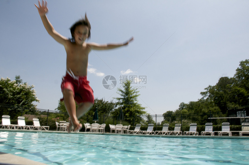 小男孩跳进游泳池生活孩子闲暇乐趣假期游泳游泳者童年孩子们水池图片