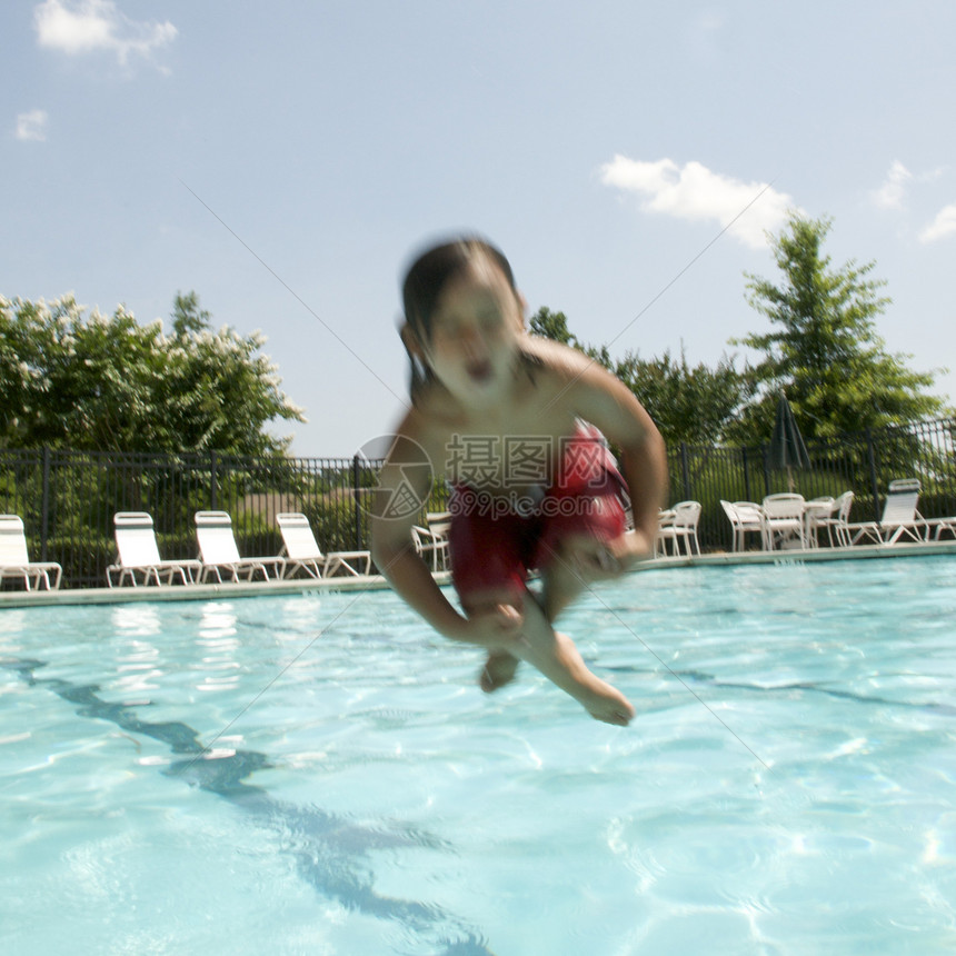 小男孩跳进游泳池童年闲暇假期孩子们游泳者水池游泳乐趣孩子生活图片