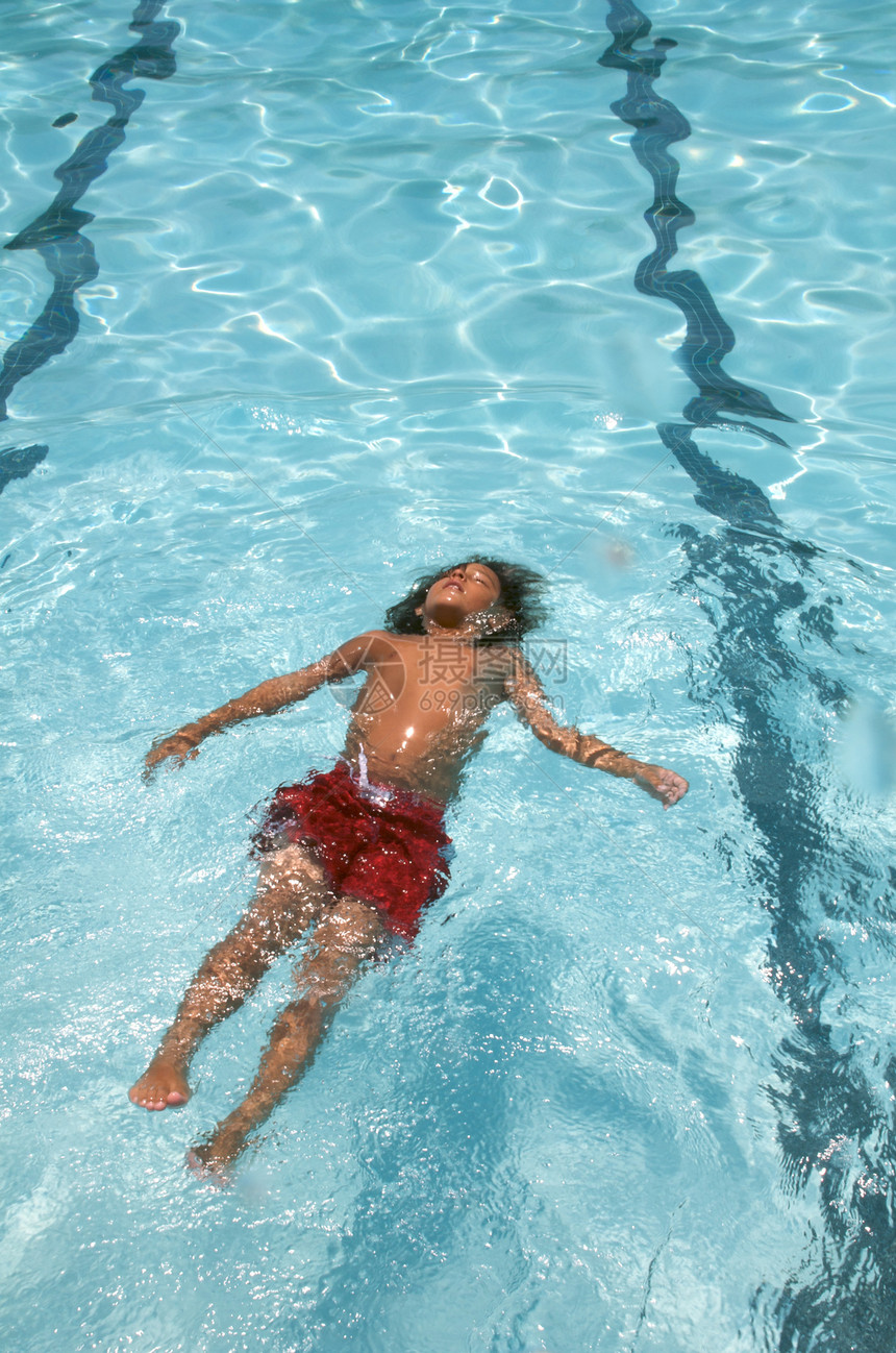 小男孩 学会游泳游泳者假期童年水池孩子们生活乐趣闲暇孩子图片