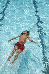 小男孩 学会游泳游泳者假期童年水池孩子们生活乐趣闲暇孩子背景图片