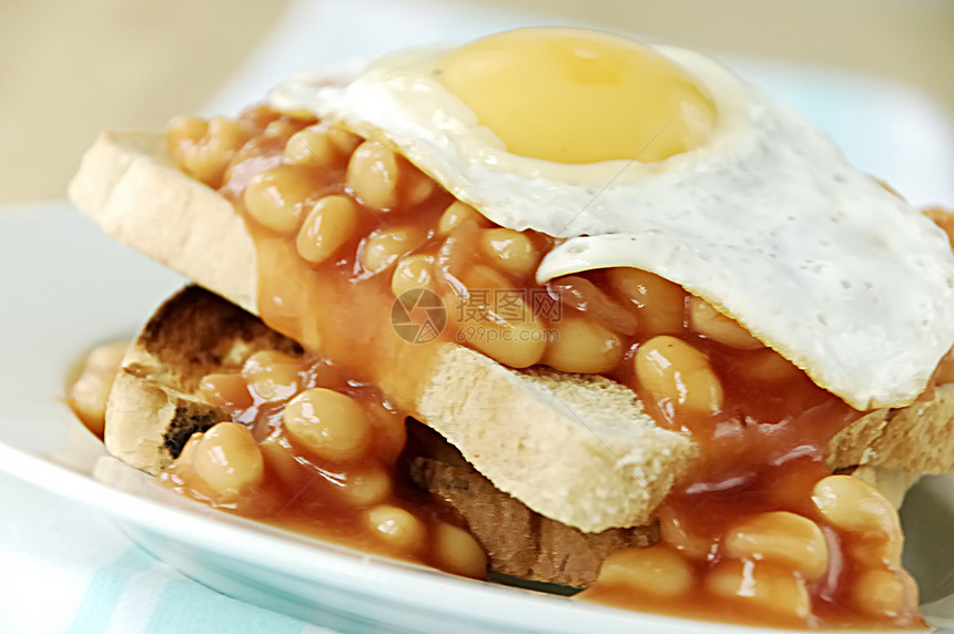 豆子和鸡蛋烤面包早餐图片