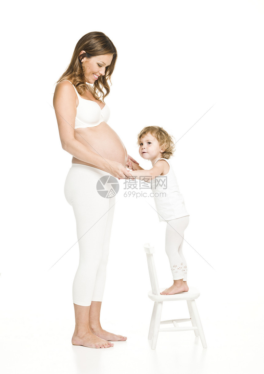 带女儿的孕妇兄弟椅子女性小女孩白色儿童快乐幸福地面孩子图片