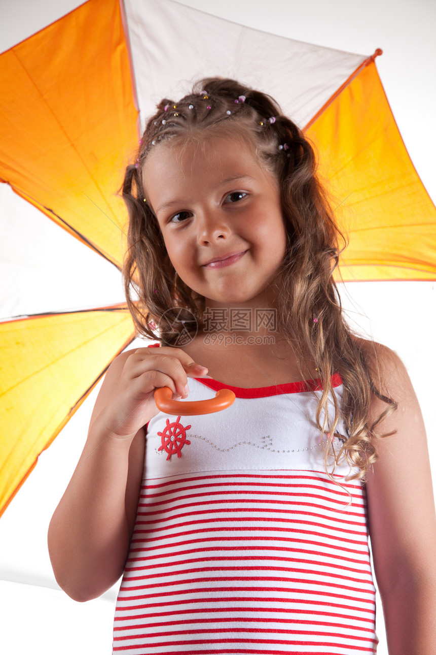 穿着夏装和拿着雨伞的小女孩身着暑期服装图片