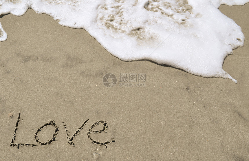 爱在沙沙中与海浪一起写作电子海滩泡沫贝壳海洋岩石图片