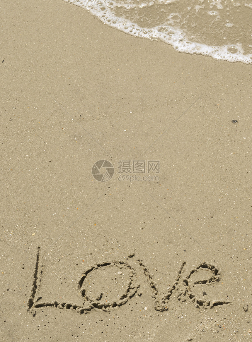 爱在沙沙中与海浪一起写作贝壳泡沫海滩海洋电子岩石图片