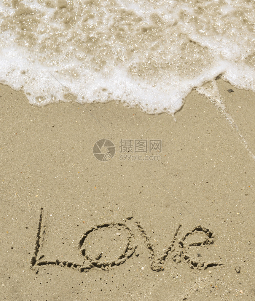 爱在沙沙中与海浪一起写作岩石泡沫海滩海洋贝壳电子图片