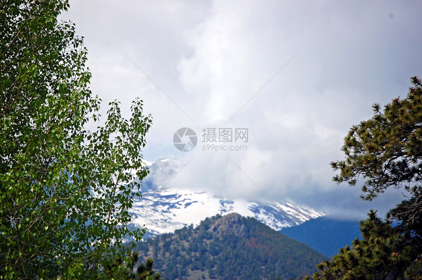 山岳在云中图片