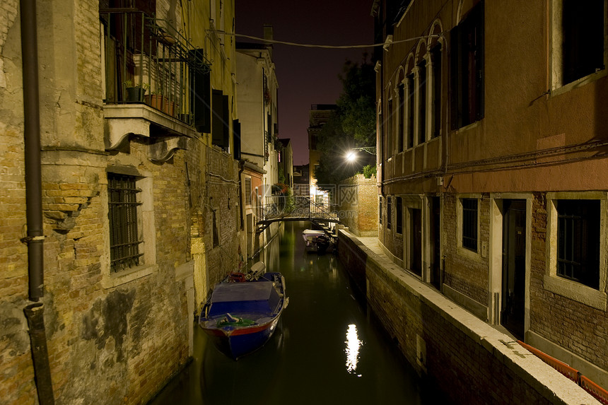 晚上在威尼斯的小型运河图片