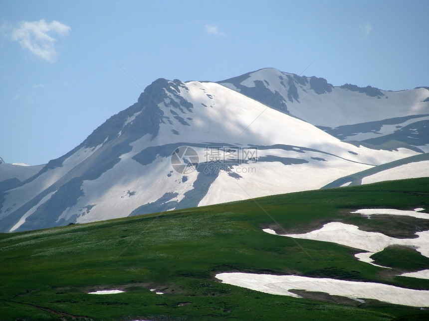 阿尔卑斯山草原冰川青菜植物高山全景天空山丘旅行距离花朵图片