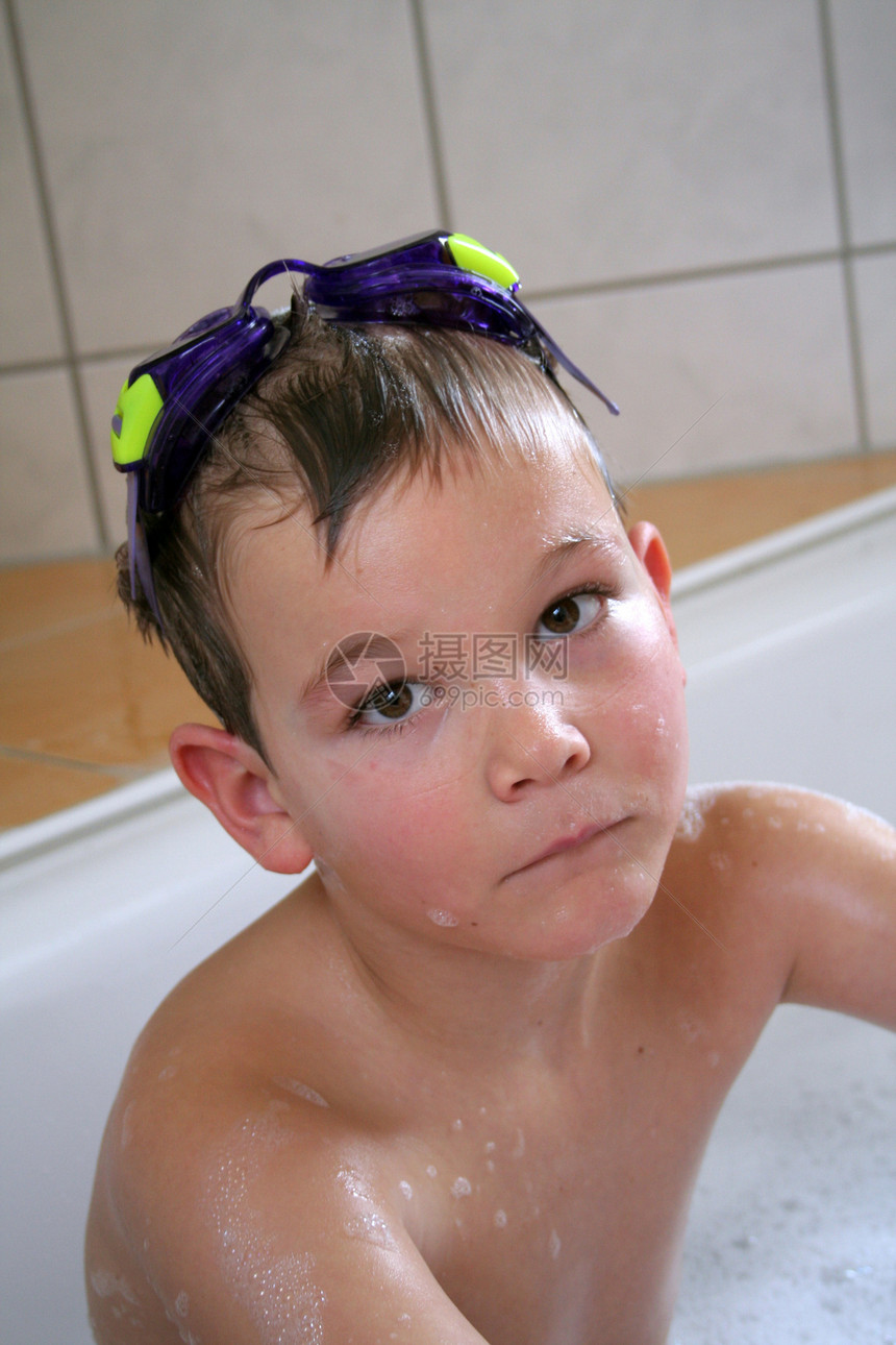游泳儿童打扫金发女郎浴室孩子风镜头发浴缸幸福皮肤活动图片