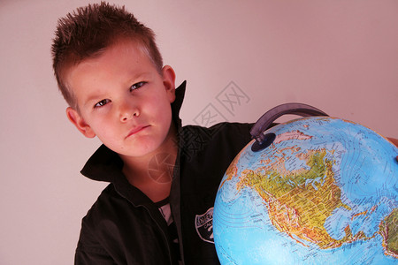 男孩与地球安全国际政治帮助教育孩子世界后代后人气候背景图片