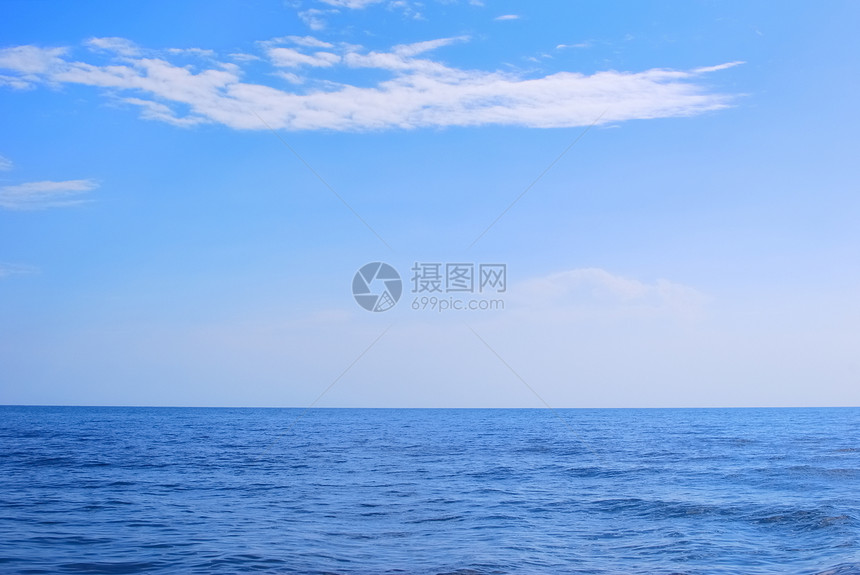 蓝海海滩场景大海天空蓝色海洋旅行成色图片