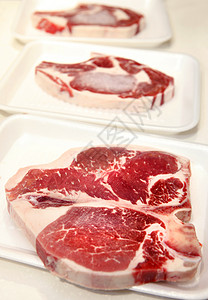 新鲜牛肉食物盘子红色背景图片