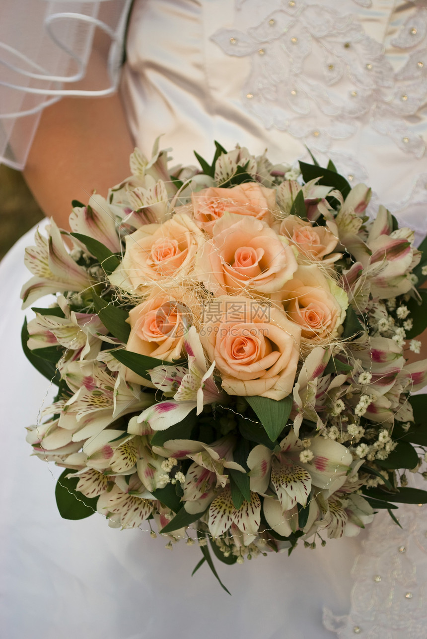 婚前花束誓言丝带白色玫瑰树叶已婚裙子婚姻花朵绿色图片