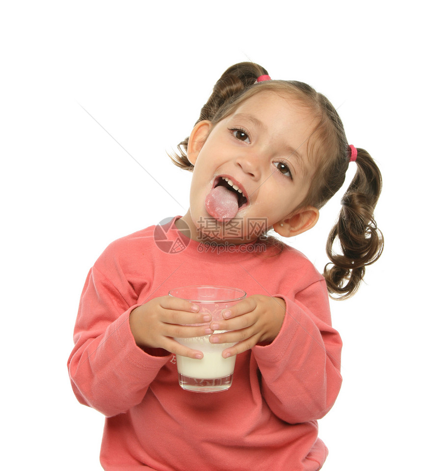 可爱的小女孩喝牛奶生长健康饮食享受早餐拉丁饮料乐趣玻璃舌头辫子图片