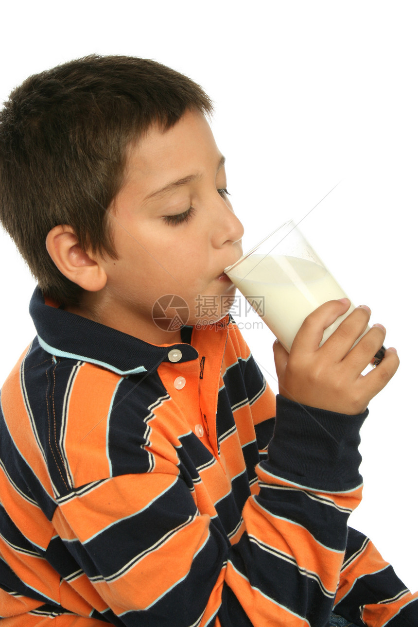 男孩喝杯牛奶液体健康饮食食物乳制品孩子们孩子营养玻璃胡子早餐图片