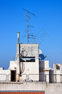 电视屋旧式电视机在屋顶上对着蓝天背景
