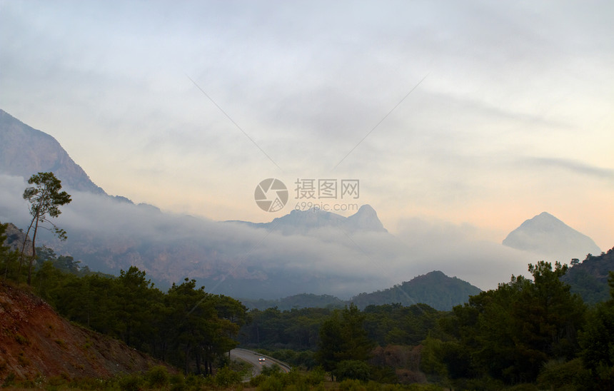 山中的雾风景旅行薄雾日出森林爬坡旅游岩石荒野商业图片