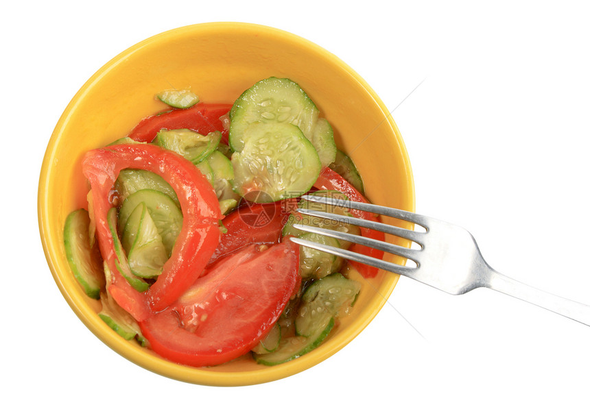 黄盘上新鲜黄瓜和西红柿的沙拉图片