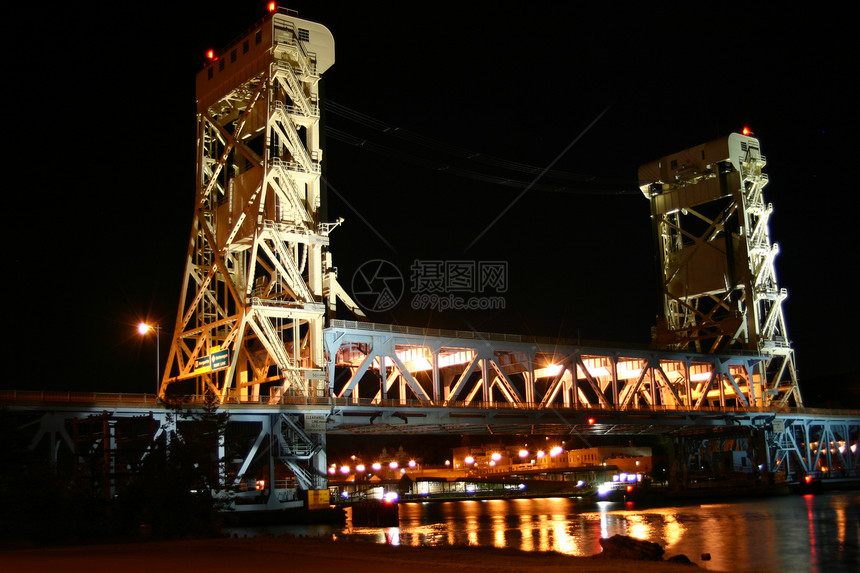 夜间桥图片
