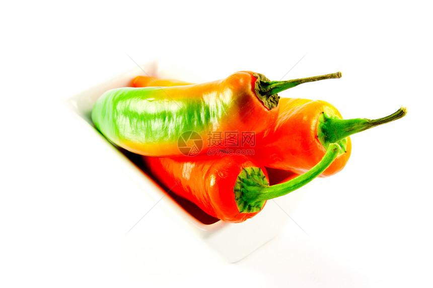 白碗里的冷却剂盘子辣椒烹饪蔬菜味道红色食物胡椒食谱绿色图片