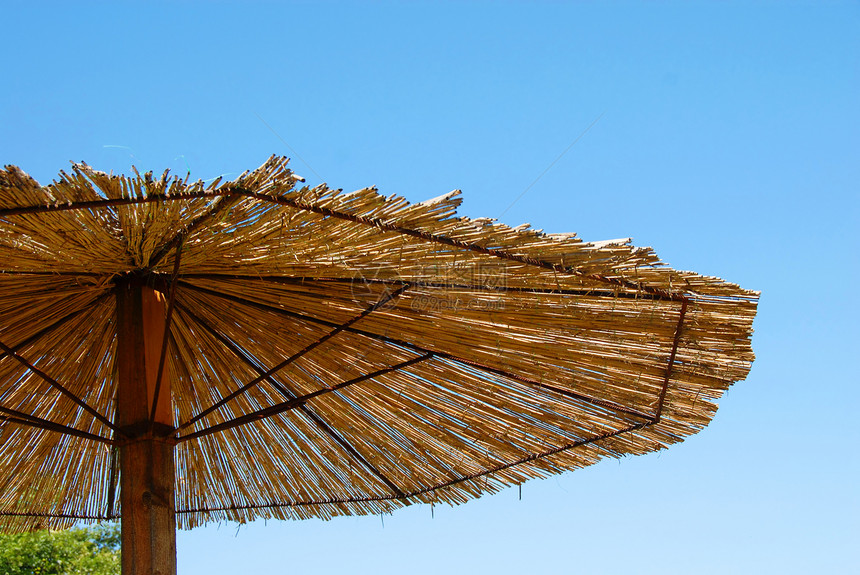 草伞柳条编织海滩阴影天空闲暇木头旅行假期晴天图片
