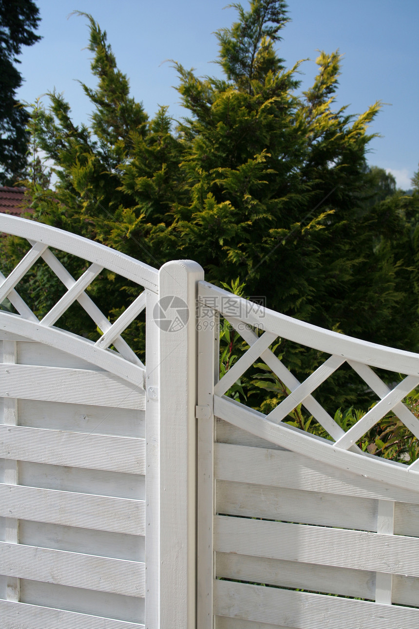 花园围栏木头白色邮政园林建筑学螺柱隐私天空木工设施图片