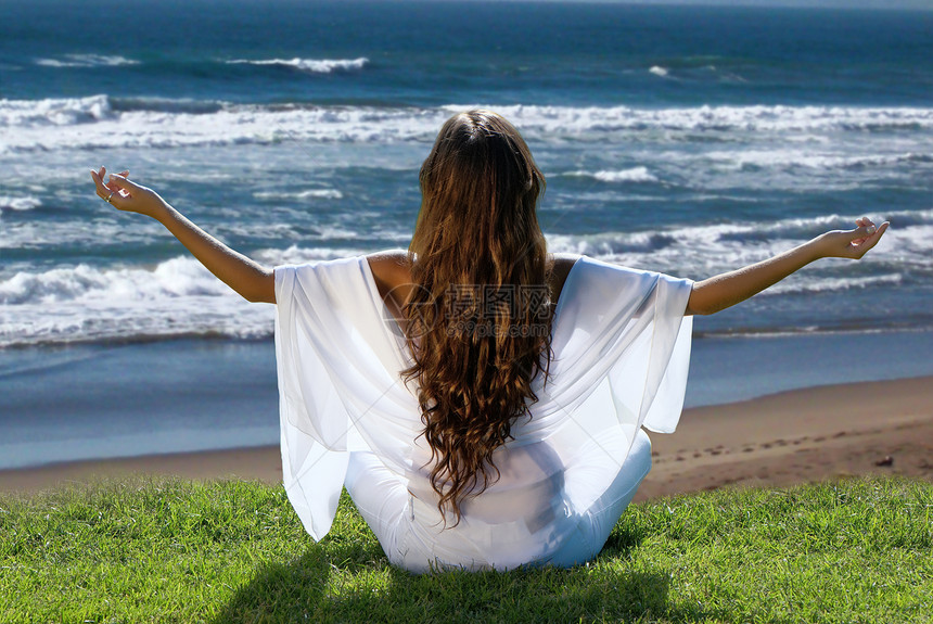 妇女反对海洋的冥想自由锻炼头发姿势蓝色瑜伽快乐风度活力天空图片