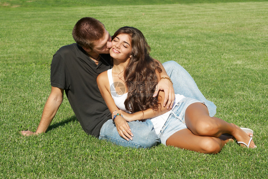 快乐的年轻夫妇在户外接吻男性热情男朋友男人喜悦拥抱幸福女士乐趣面孔图片