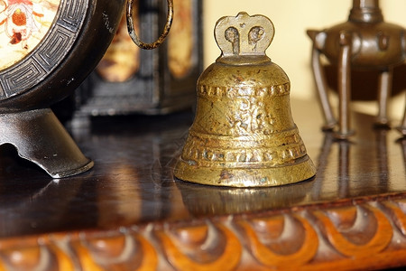 铜铃饭厅用具饰品桌子房子家具背景图片