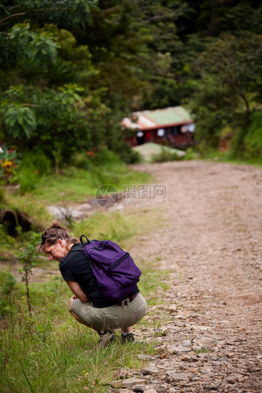 哥斯达黎加一条崎岖道路旁的登山者图片