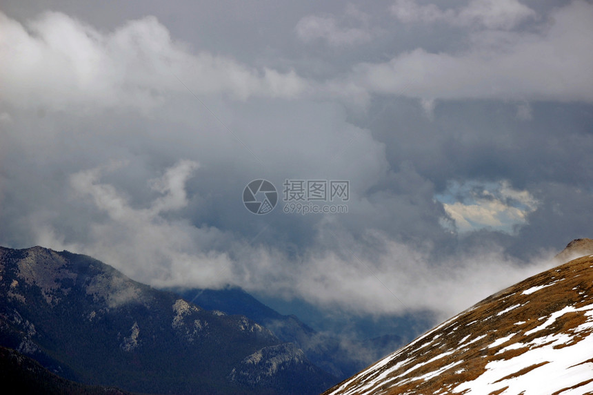 科罗拉多山脉天空丘陵薄雾树木树叶叶子山脉图片