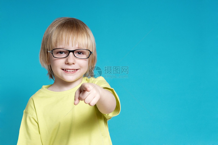 戴眼镜的好男孩的肖像男人微笑手臂展示绿色眼镜手指衬衫喜悦男性图片
