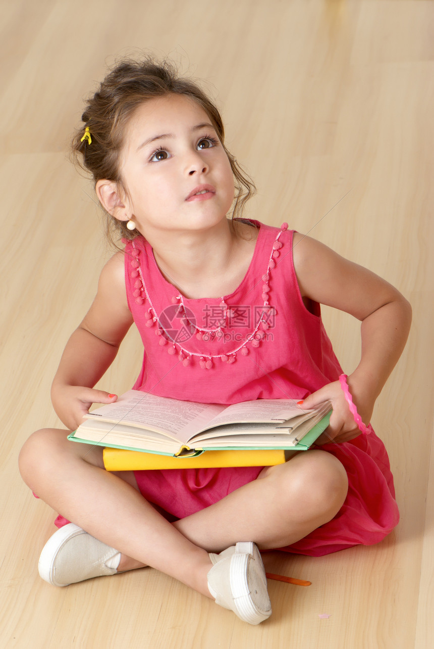 有书本的学前班生孩子女孩们白色阅读黄色兴趣幼儿园童年长相图片