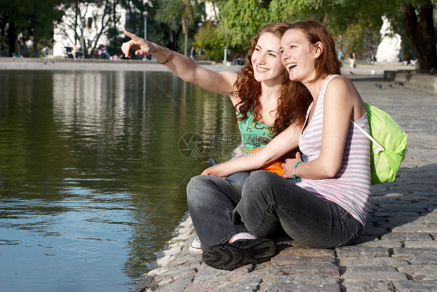 公园中的年轻情感女性朋友图片