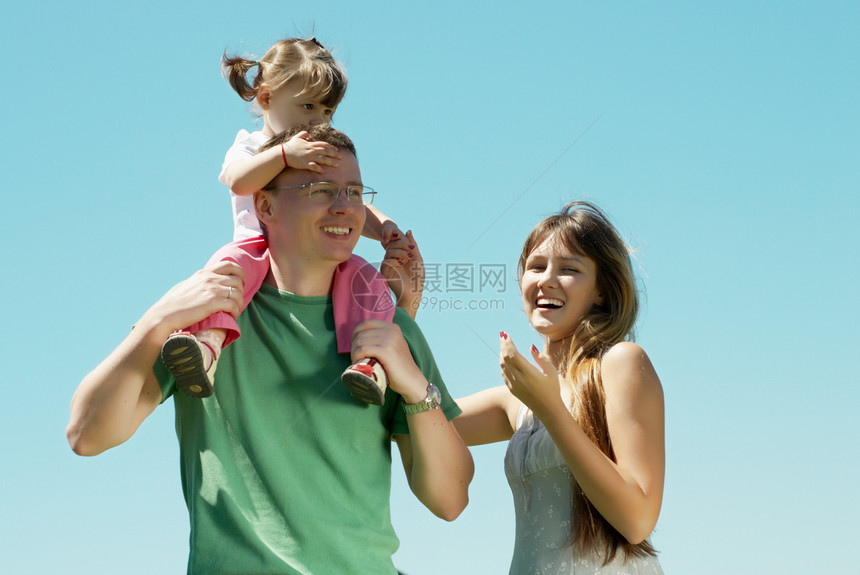 幸福家庭粉色父亲女性夫妻孩子乐趣天空美容家长服装图片