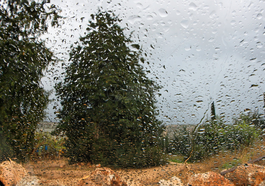 透过车窗看雨风景图片