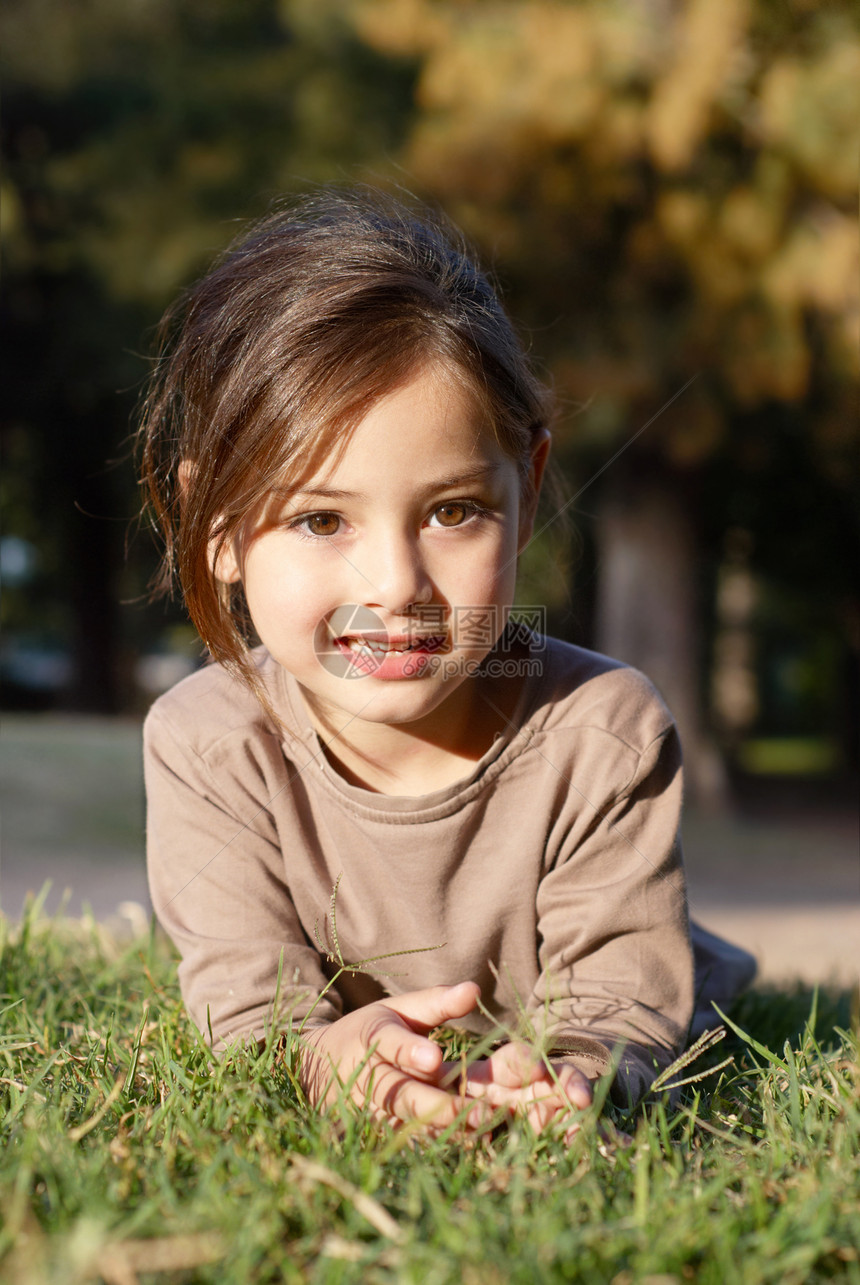 小女孩在公园的角地上休息了一下头发童年情绪绿色婴儿生活快乐孩子情绪化儿童图片