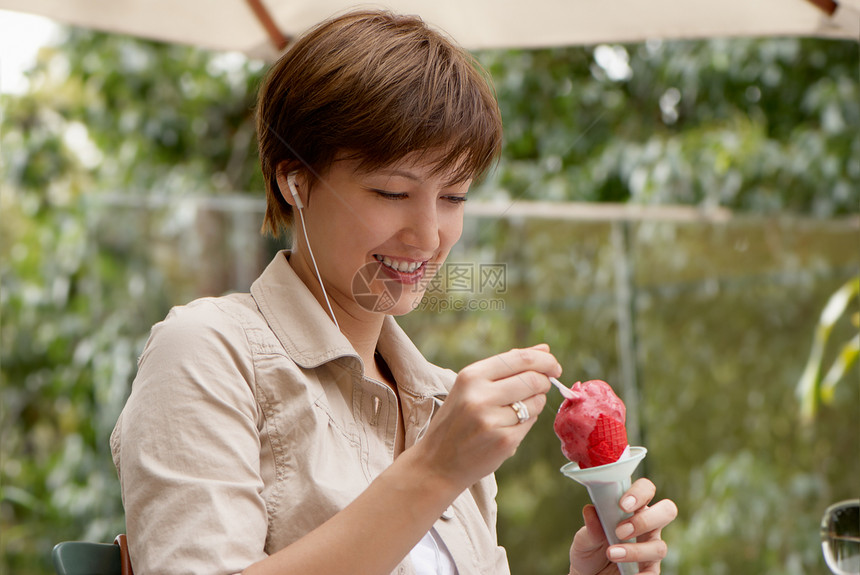 带水果冰淇淋的快乐女人喜悦褐色香草乐趣甜点女性小吃极乐幸福奶油图片